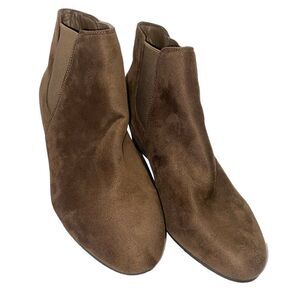 Marbella Wm’s Sz 9.5 Taupe Tan Suede Pull On Hidden Wedge Chelsea Ankle Boots
